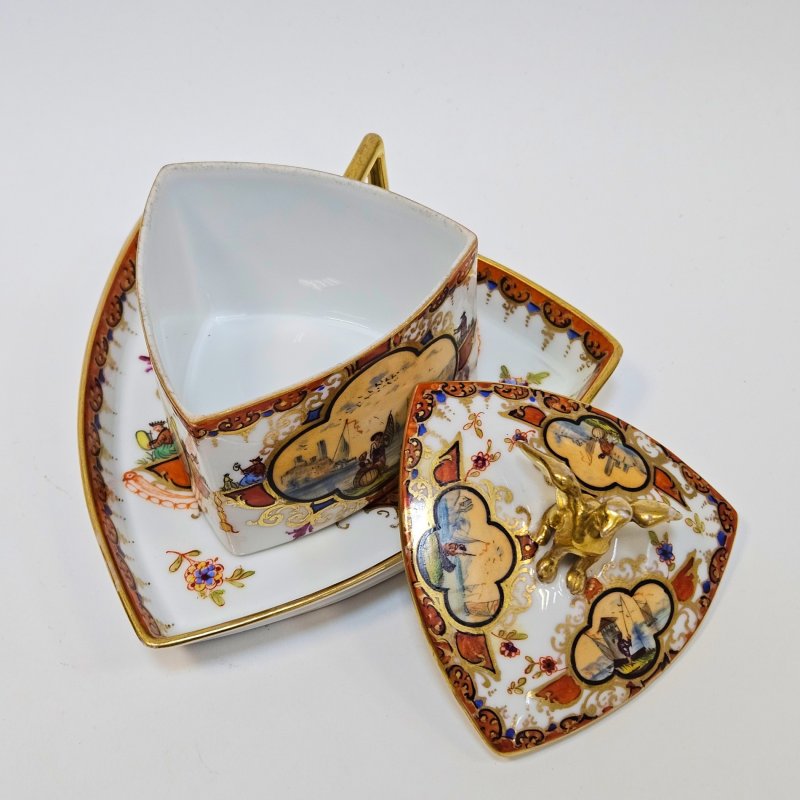 Чашка с крышкой и блюдцем для шоколада