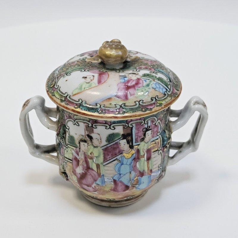 Чашка с крышкой и ручками Китай, рубеж 18/19 век Декор famille Rose