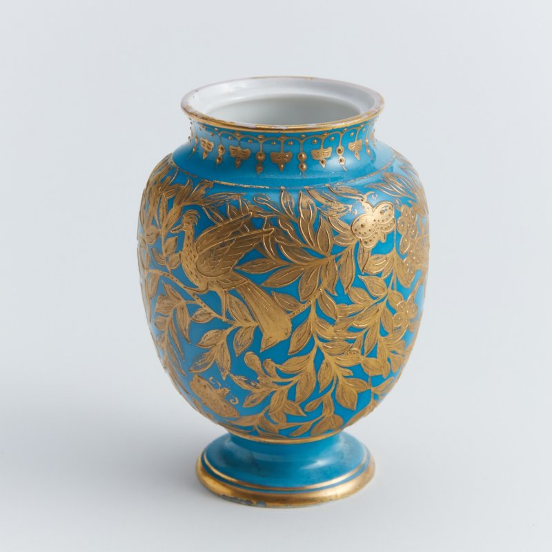 Антикварная вазочка бирюзового цвета с золотой росписью. (д)