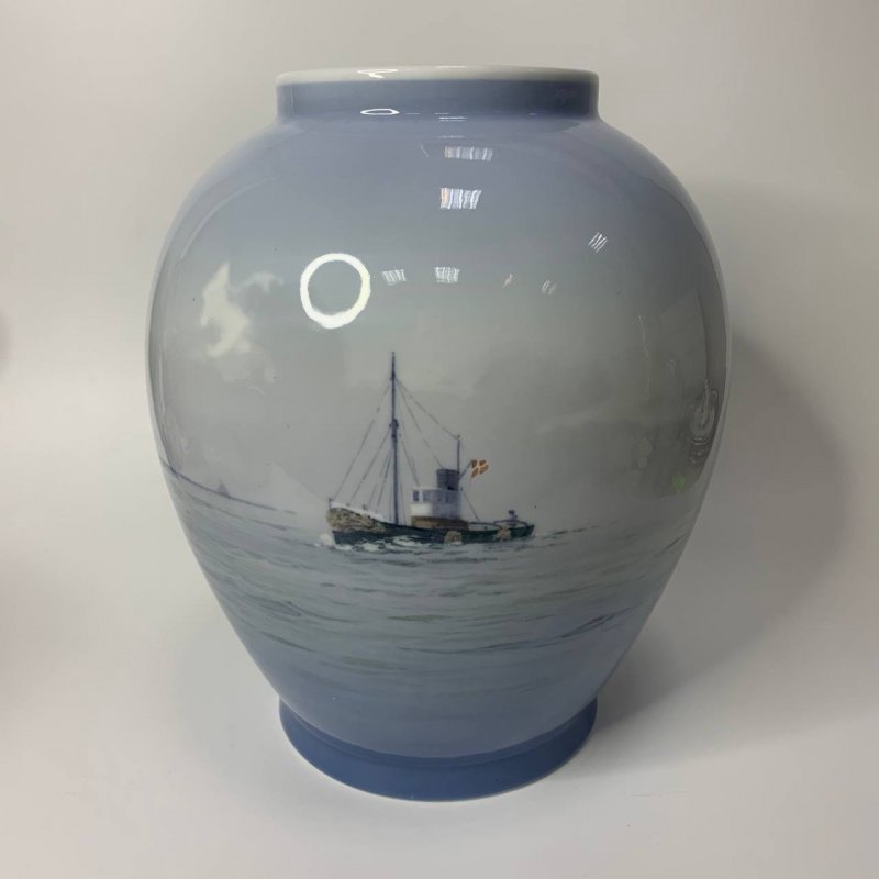 Коллекционная авторская большая ваза с подглазурной росписью, художник Theodor Kjølner