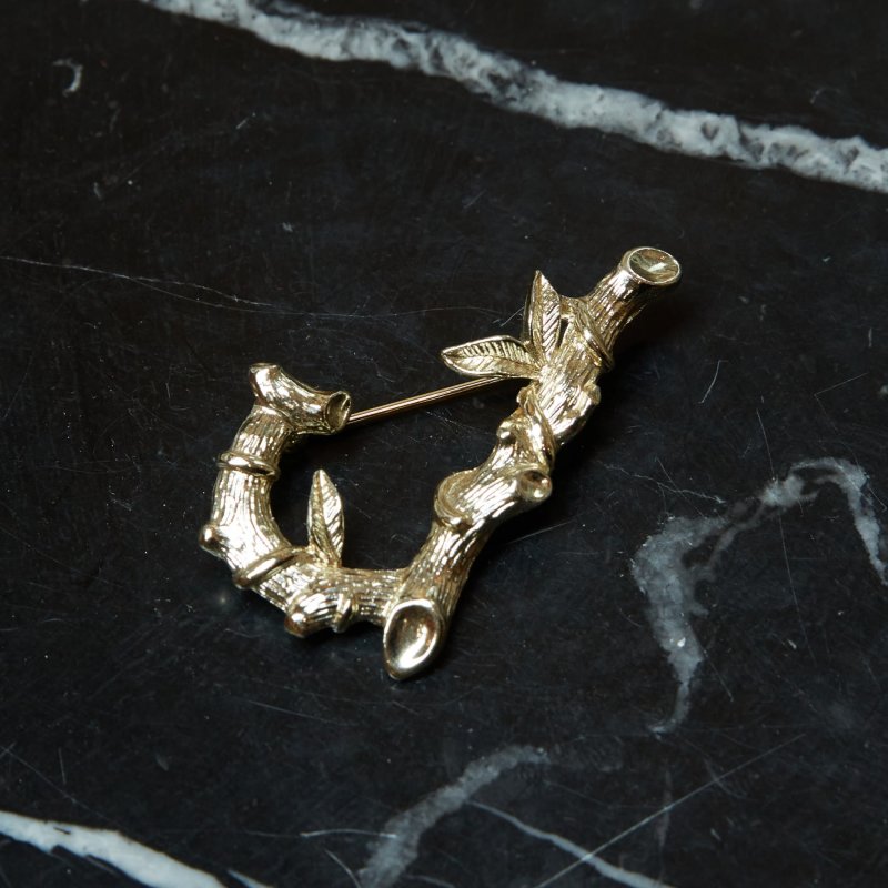 Брошь в форме буквы J Sarah Coventry