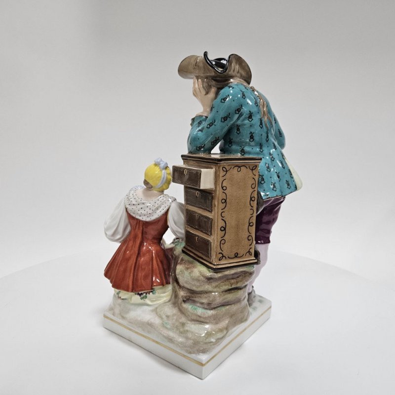 Статуэтка КПМ Аптекарь с микстурой и дама с младенцем