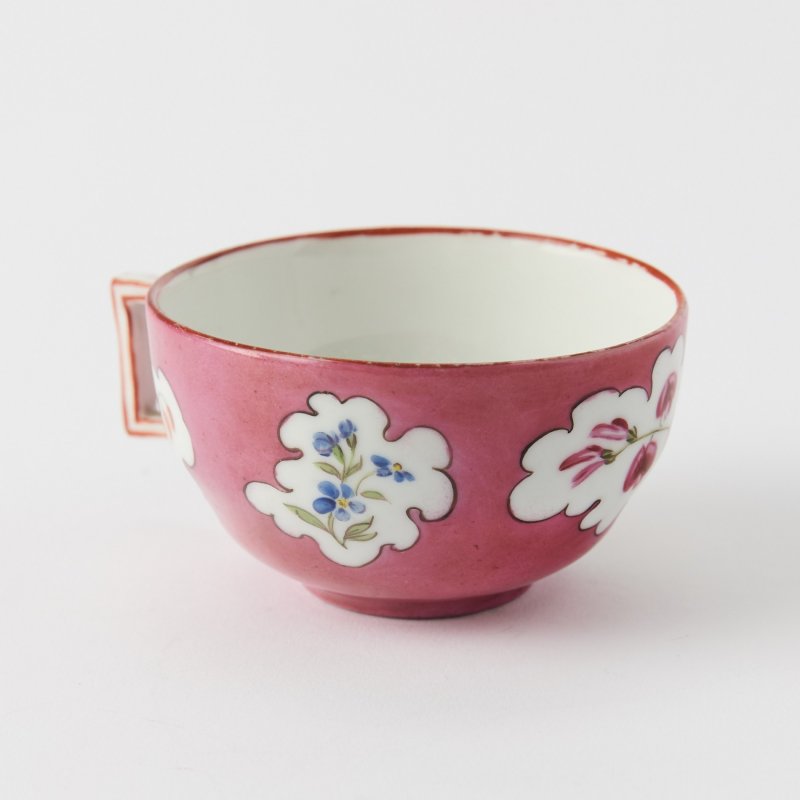 Старинная коллекционная чашка с ручной росписью Meissen