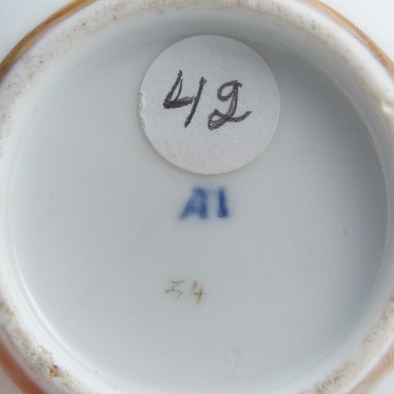 Старинная чашка с ручной росписью