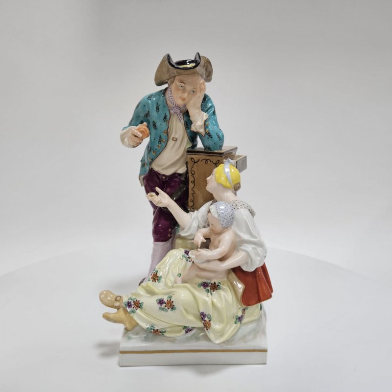 Статуэтка КПМ Аптекарь с микстурой и дама с младенцем