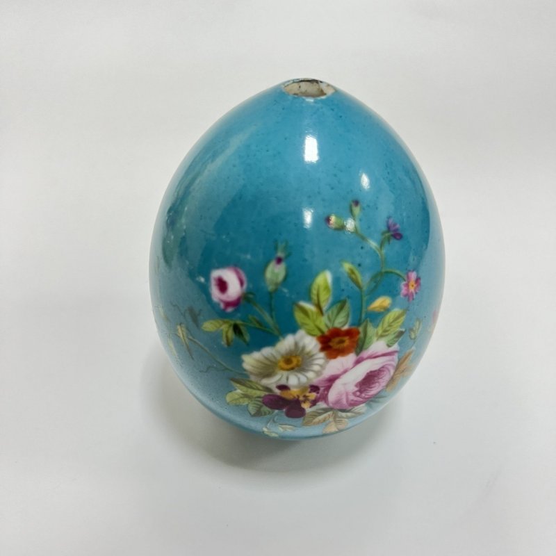 Яйцо пасхальное,Императорская Россия 2-я половина 19в. светло -бирюзовое крытье , ручная роспись  букет цветов.