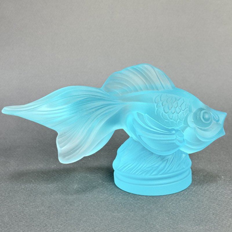 Коллекционная статуэтка Gold Fish из голубого аквамаринового уранового стекла дизайн 1930г. Г. Хоффманн Чехия 21 в (н)