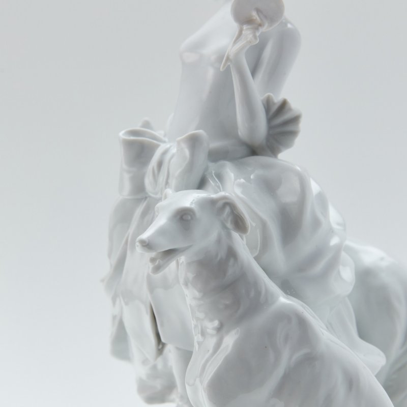 Старинная скульптурная группа Девушка Клара с борзыми