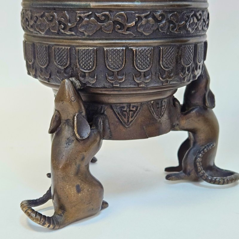 Пара ваз период Мейдзи с мышами