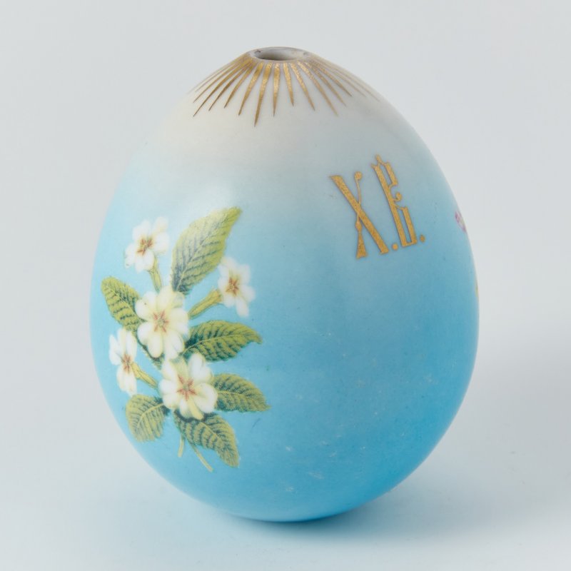 Фарфоровое пасхальное яйцо с изображением шиповника, белого стефанотиса и надписью: «ХВ»