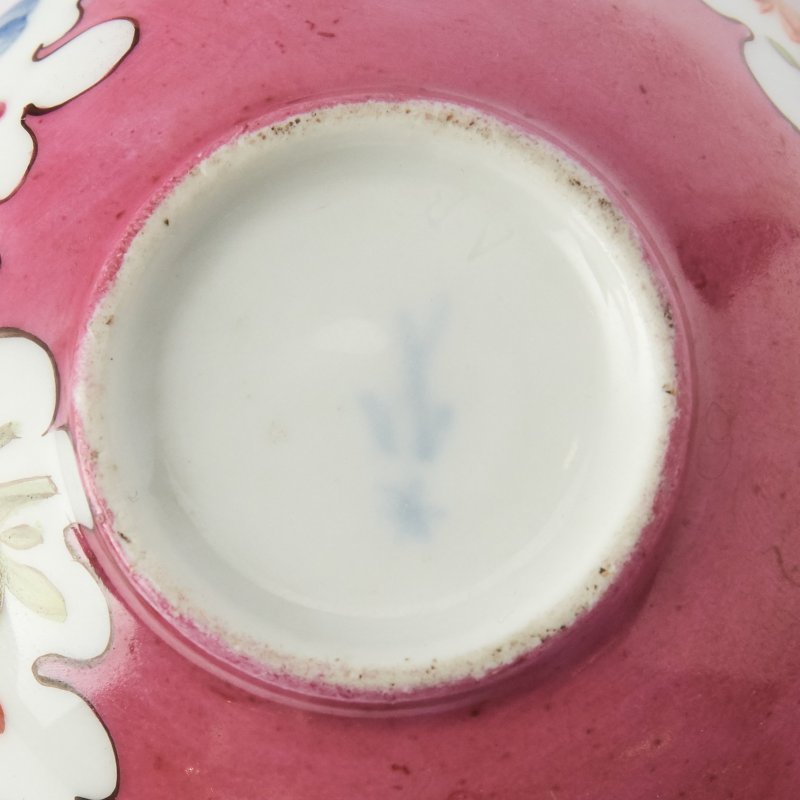Старинная коллекционная чашка с ручной росписью Meissen