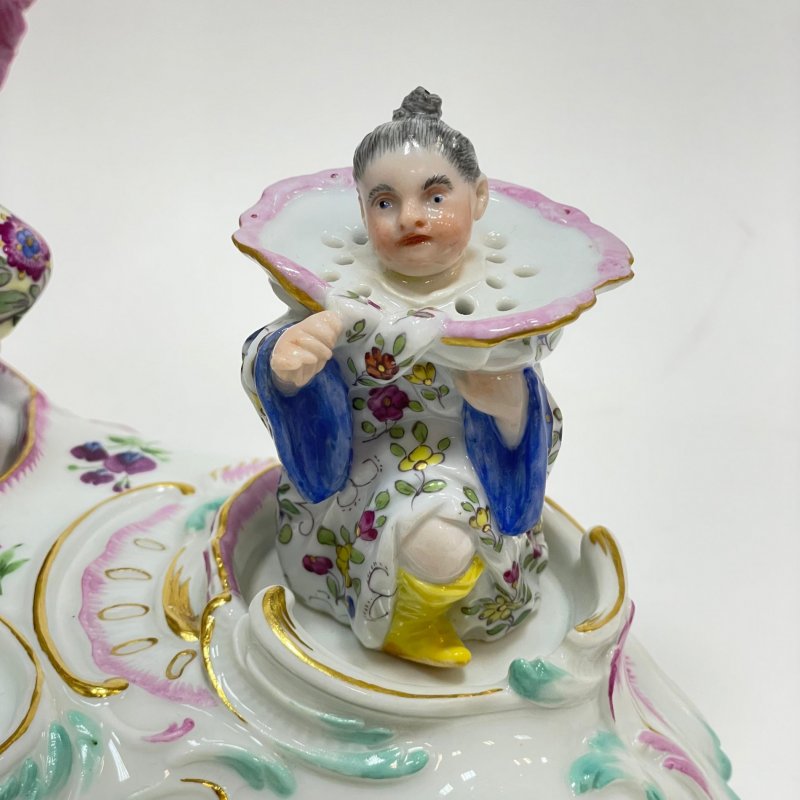 Письменный набор - чернильница с группой фигурок вторая половина 19 в Meissen 