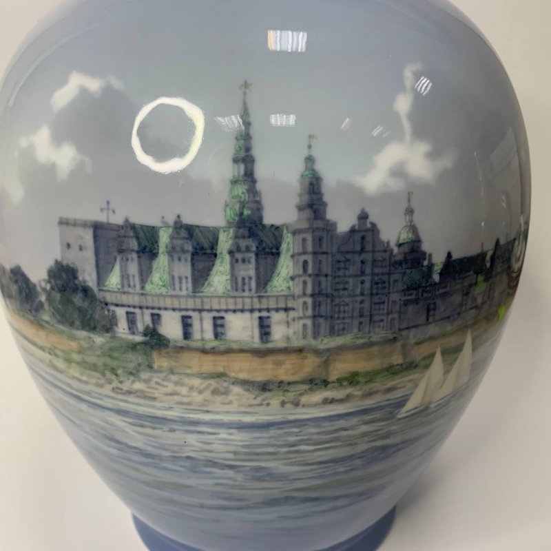 Коллекционная авторская большая ваза с подглазурной росписью, художник Theodor Kjølner