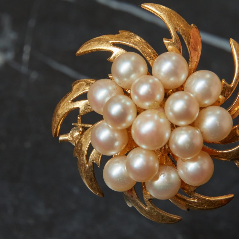 Брошь круглая золотые листья с жемчугом (д)