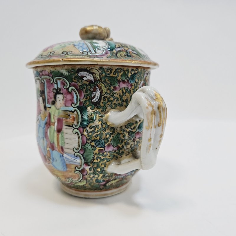 Чашка с крышкой и ручками Китай, рубеж 18/19 век Декор famille Rose