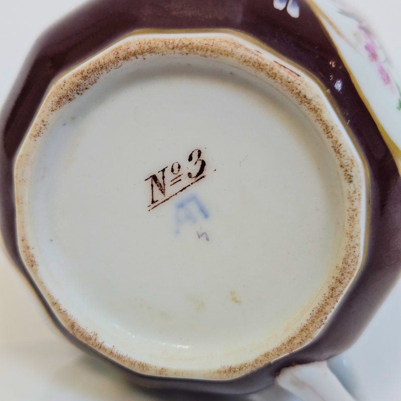 Чашка с блюдцем коричневая с цветам