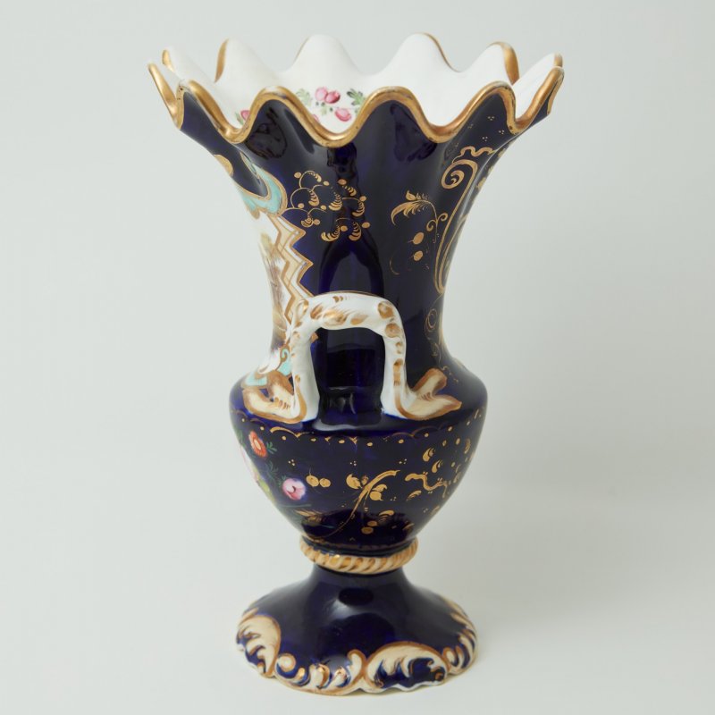 Старинная ваза бело-синяя с пейзажем (д)