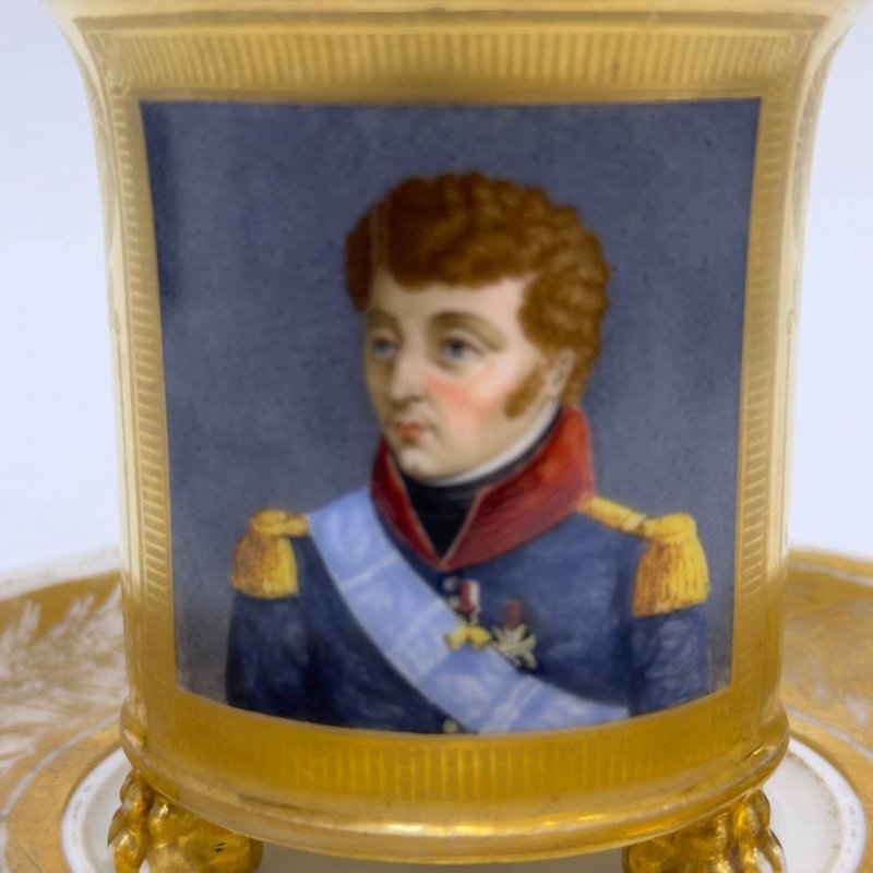 Чашка с блюдцем Офицер в мундире Германия 1830-1840гг 