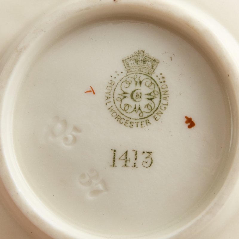 Старинная чаша в форме листа 