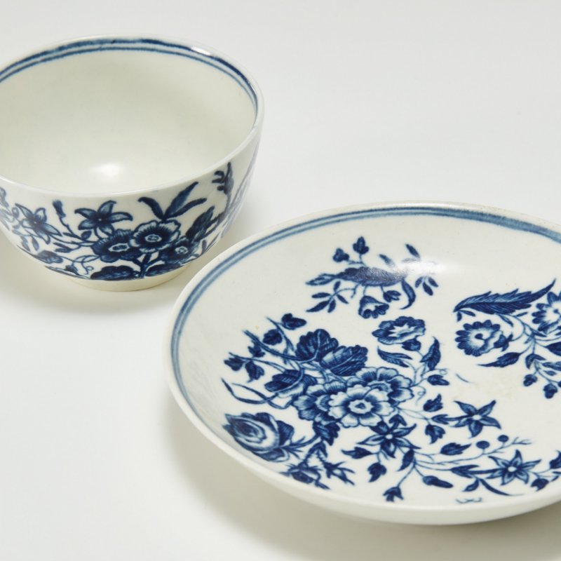 Старинная пиала с блюдцем. Декор «Three Flowers Pattern» («Три цветка»)