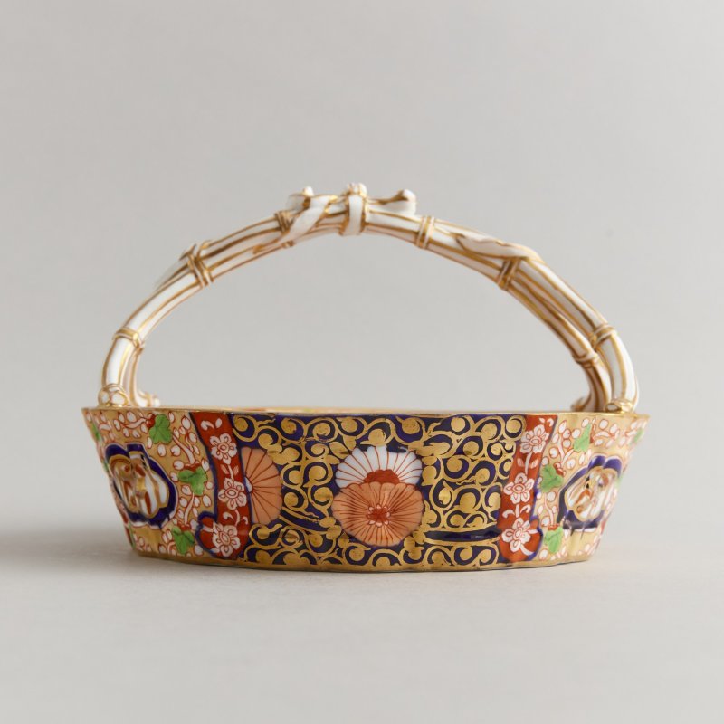 Старинная ваза в форме корзины