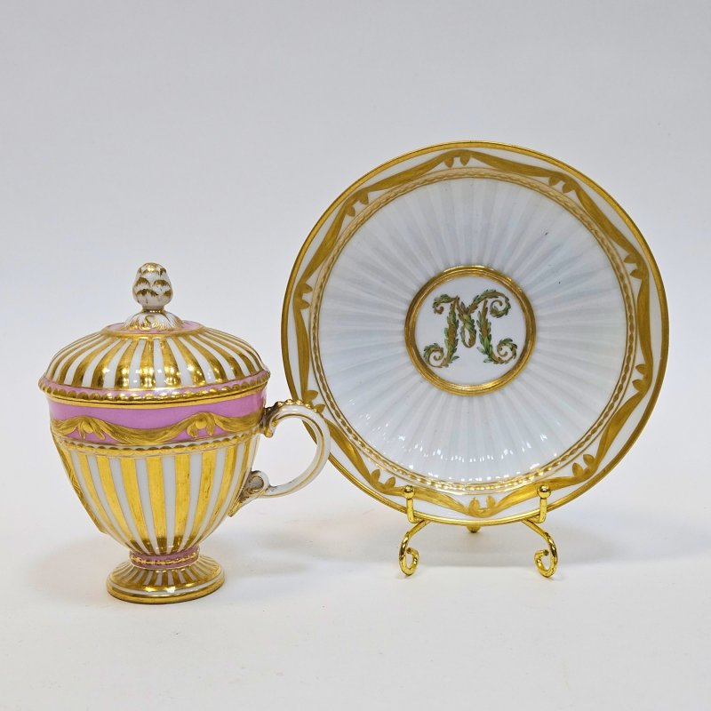 Чашка с крышкой и блюдцем для шоколада 