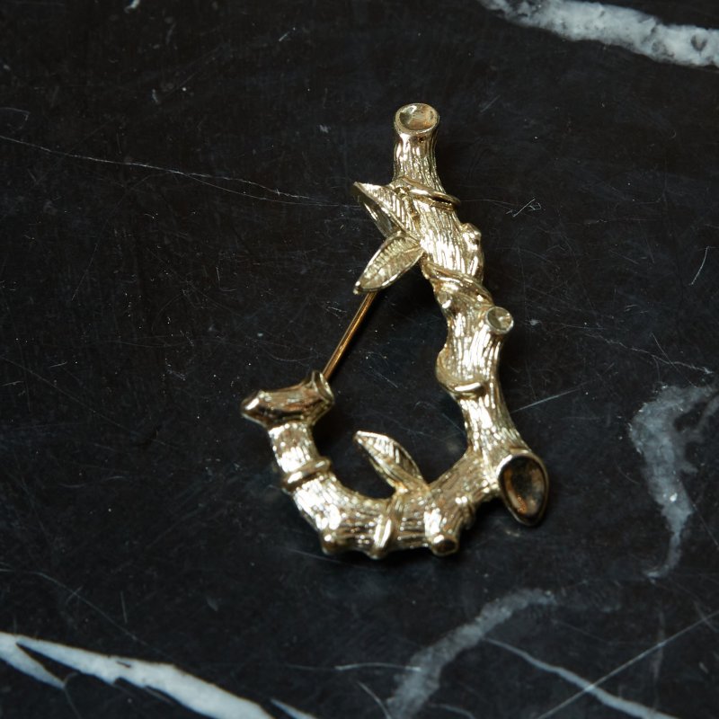 Брошь в форме буквы J Sarah Coventry