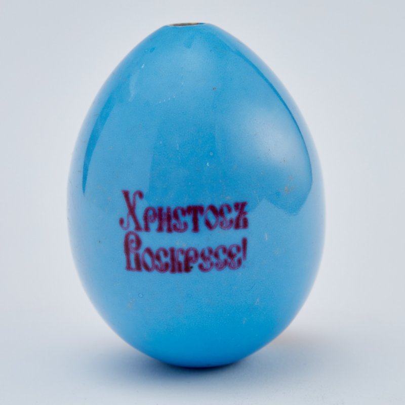 Фарфоровое пасхальное яйцо с изображением Богоматери с младенцем.