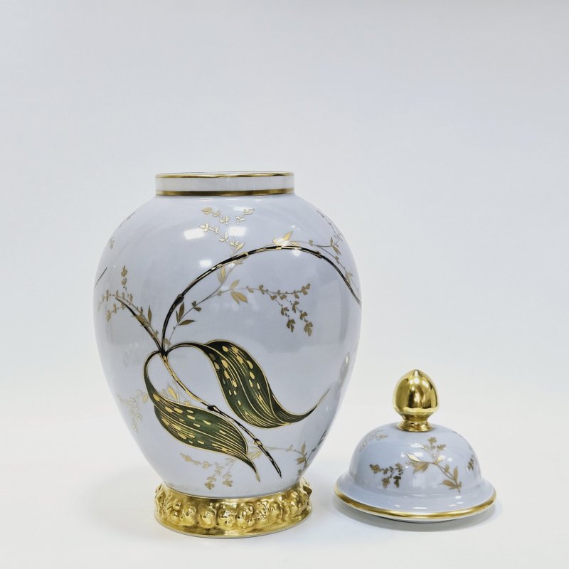 Ваза в форме урны с крышкой, нежно- голубое крытье, роспись орхидея, золочение  крышки и основания