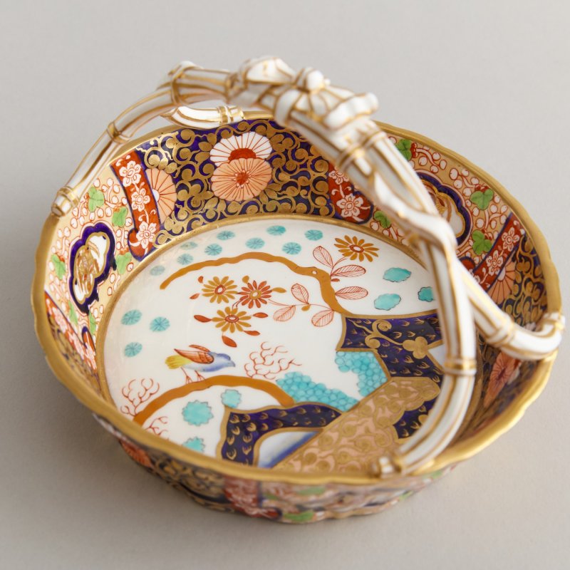 Старинная ваза в форме корзины