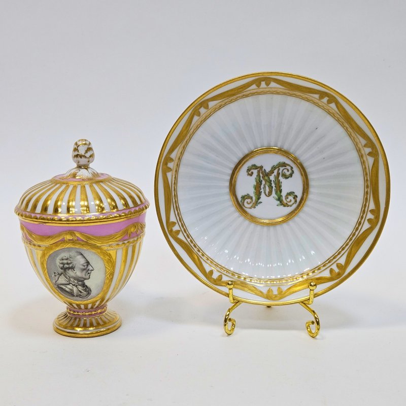 Чашка с крышкой и блюдцем для шоколада 