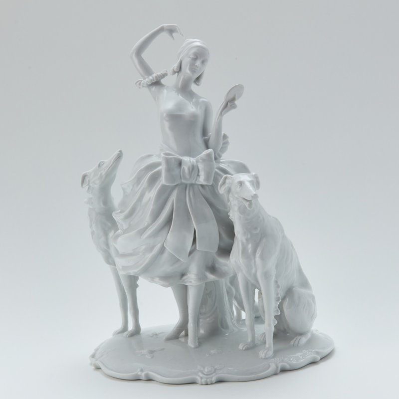 Старинная скульптурная группа Девушка Клара с борзыми