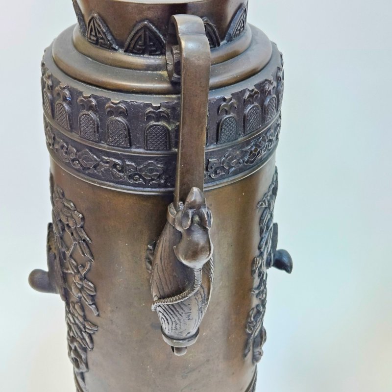 Пара ваз период Мейдзи с мышами