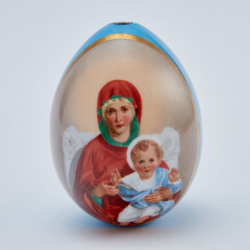 Фарфоровое пасхальное яйцо с изображением Богоматери с младенцем.