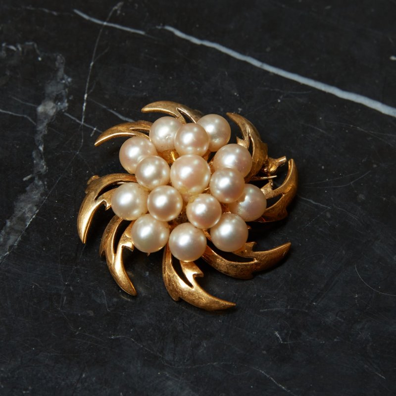 Брошь круглая золотые листья с жемчугом (д)