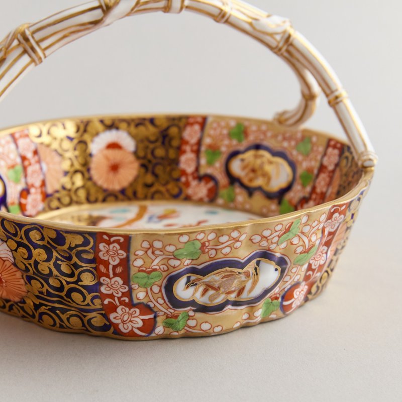 Старинная ваза в форме корзины