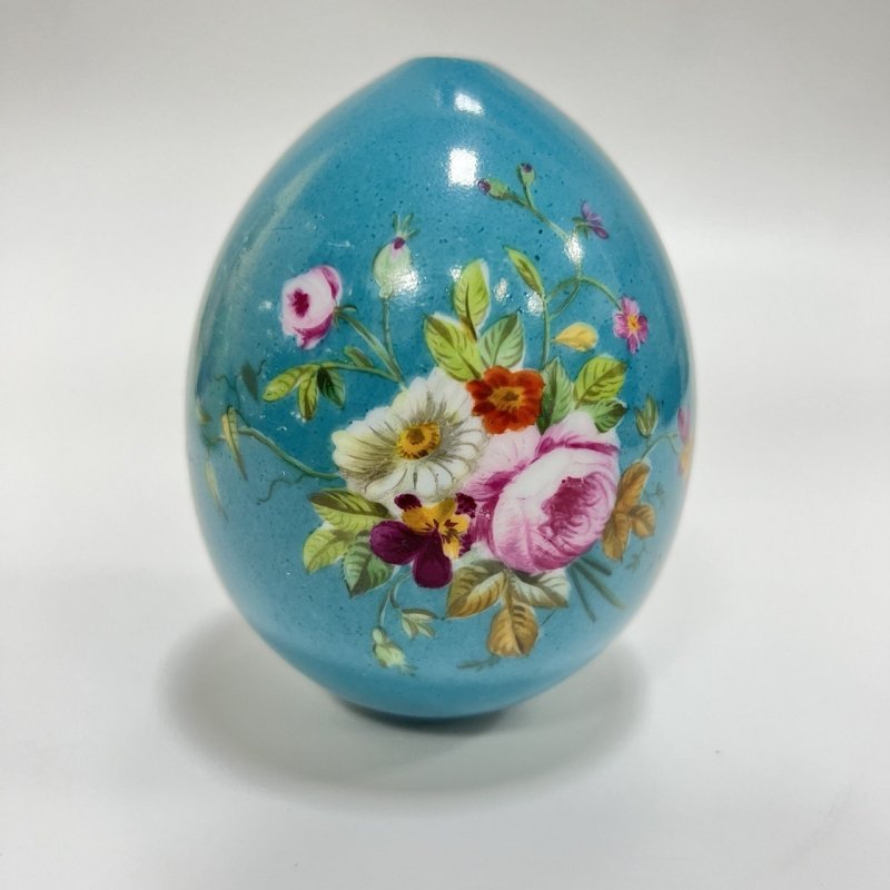 Яйцо пасхальное,Императорская Россия 2-я половина 19в. светло -бирюзовое крытье , ручная роспись  букет цветов.