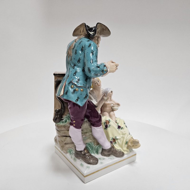 Статуэтка КПМ Аптекарь с микстурой и дама с младенцем