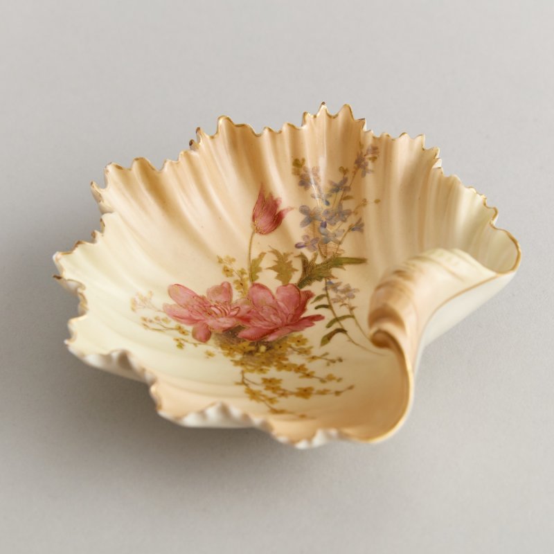 Старинная чаша в форме листа 