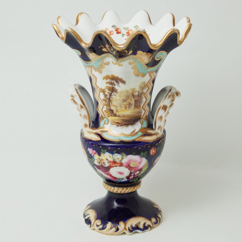 Старинная ваза бело-синяя с пейзажем (д)