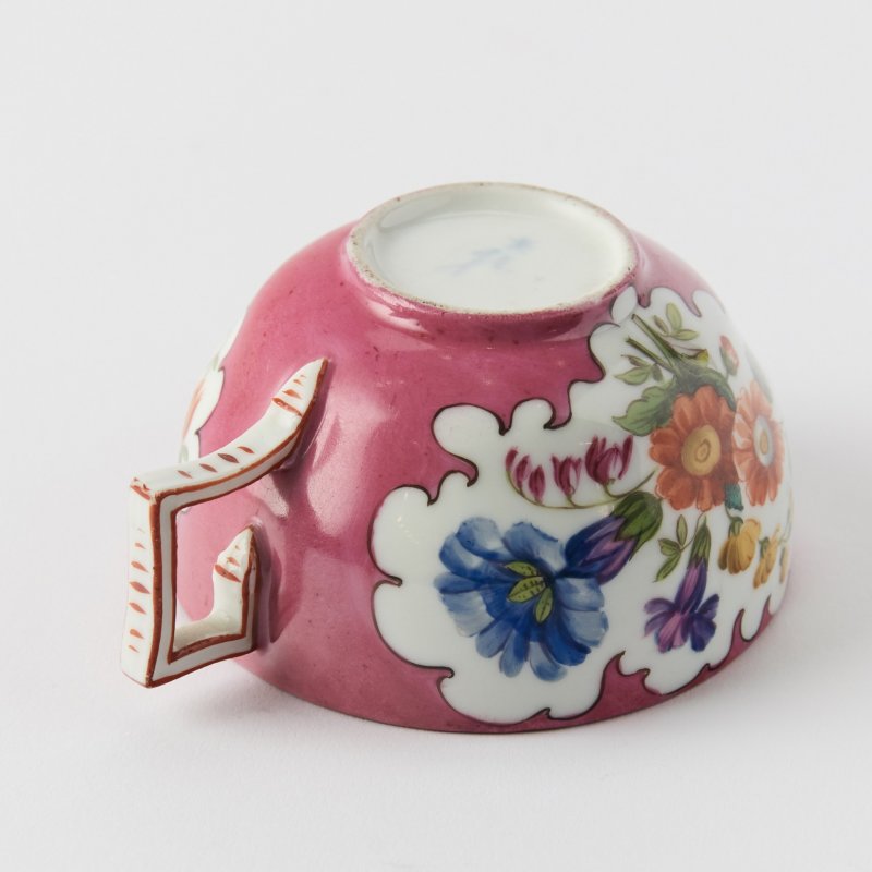 Старинная коллекционная чашка с ручной росписью Meissen