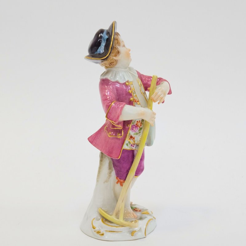 Статуэтка садовник мальчик с граблями Meissen
