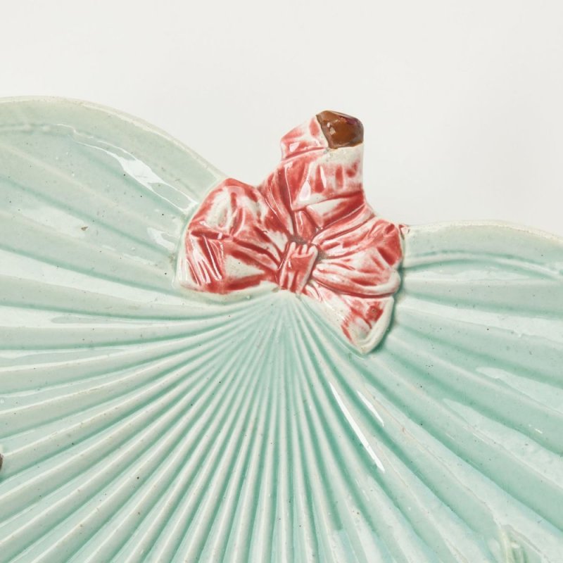 Фаянсовое блюдо в форме листа кувшинки. Товарищества М.С. Кузнецова. Тверская фабрика. 