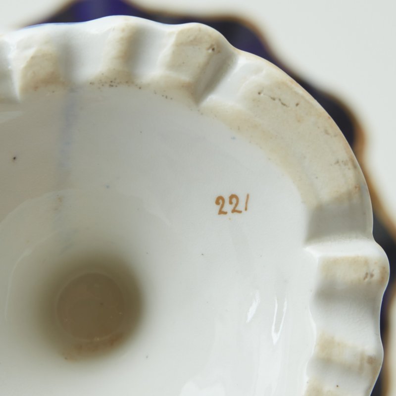 Старинная ваза бело-синяя с пейзажем (д)