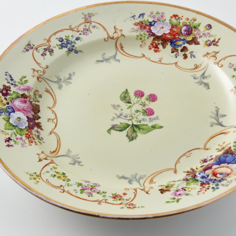 Старинное большое блюдо с ручной росписью и позолотой