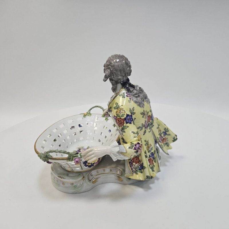 Конфетница с фигуркой юноши Meissen 19в