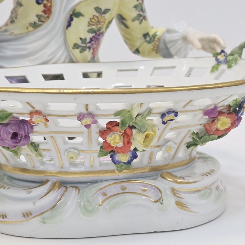 Конфетница с фигуркой юноши Meissen 19в
