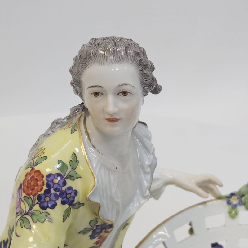 Конфетница с фигуркой юноши Meissen 19в