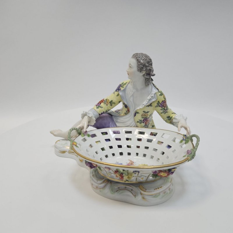 Конфетница с фигуркой юноши Meissen 19в