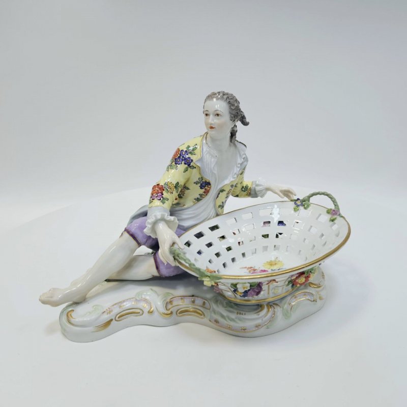 Конфетница с фигуркой юноши Meissen 19в